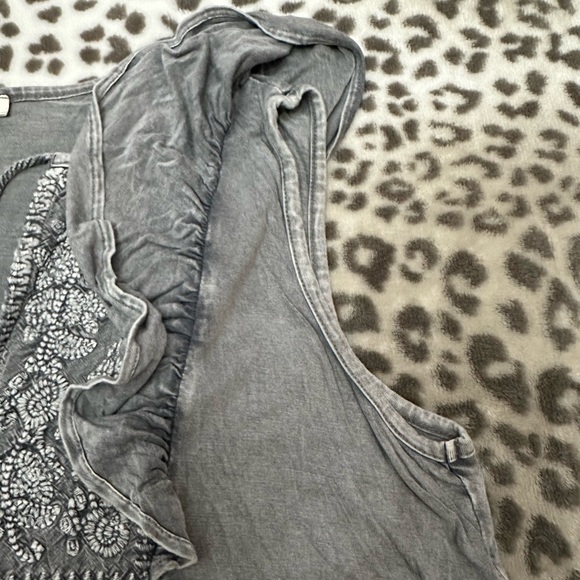 Solitaire Embroidered Boho Peasant Top in Gray Size Medium - Picture 10 of 17